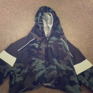 Camo cropped hoodie